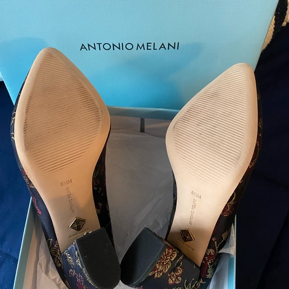Antonio Milani Navy multicolored fabric heels. Size 8.5 - Picture 4 of 5